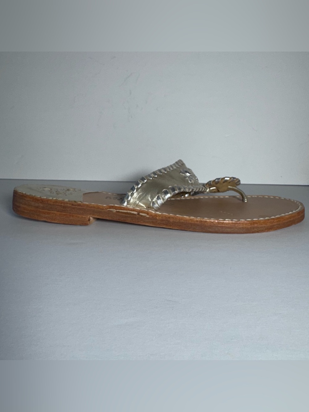 Palm Beach Platinum Gold Leather Thong Sandals Sz 9 Resort Quiet Luxury Coastal - Picture 15 of 16